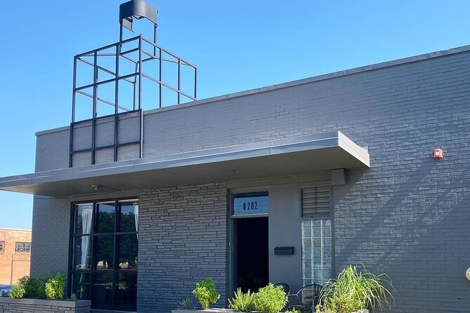 1-Hour Distillery Tour & Tasting in Dallas - Tasting lounge time: Glencairn glasses, cocktails, and the art-and-music details