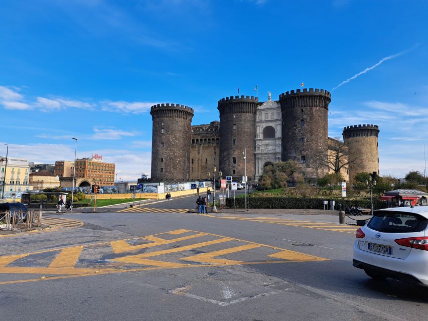 Bourbon Naples: Exclusive guide and Royal Palace pass - Meeting Point: Neptune Fountain to Start With City Bearings