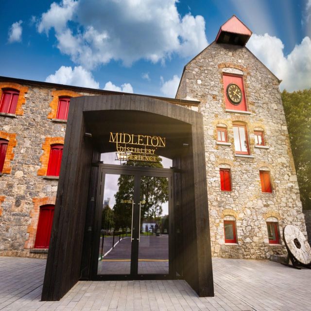 Cork: Jameson Irish Whiskey & Midleton Distillery Experience - The tasting bar finale: cocktail plus a 3-whiskey comparison