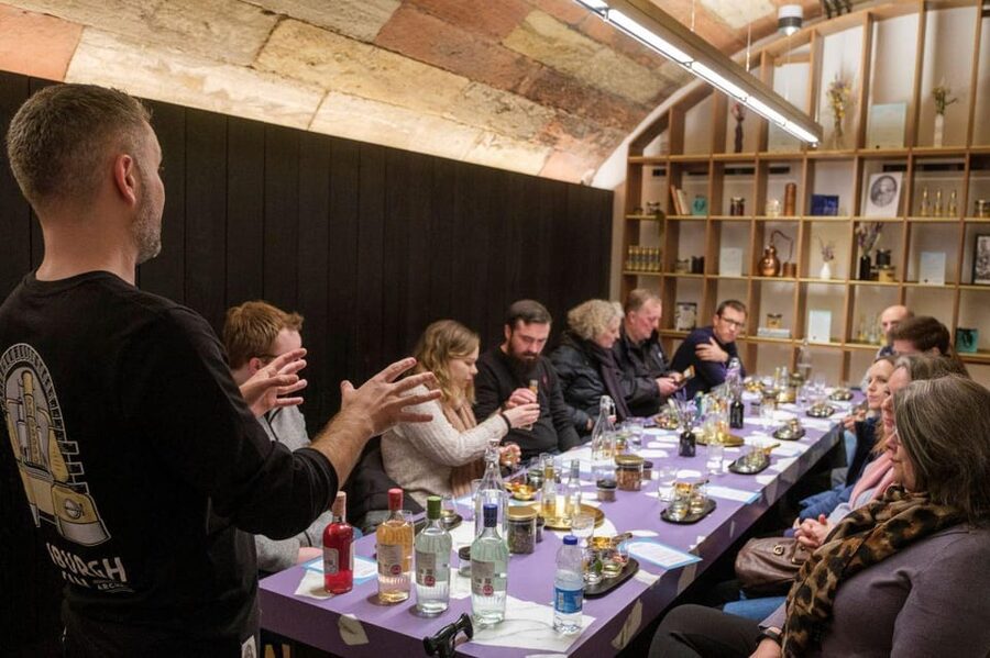 Edinburgh: Gin Distillery Tour and Tasting - Tasting room with mixers and garnishes: the real-world way to drink gin