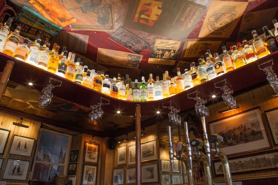 Edinburgh: Guided Whisky Tasting & Walking Tour - Starting at The Barony Bar and getting your bearings