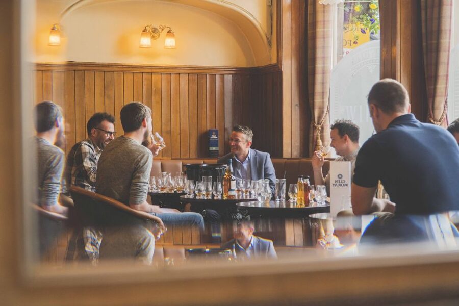 Edinburgh: Guided Whisky Tasting & Walking Tour - Four whisky tastings that teach you how to compare