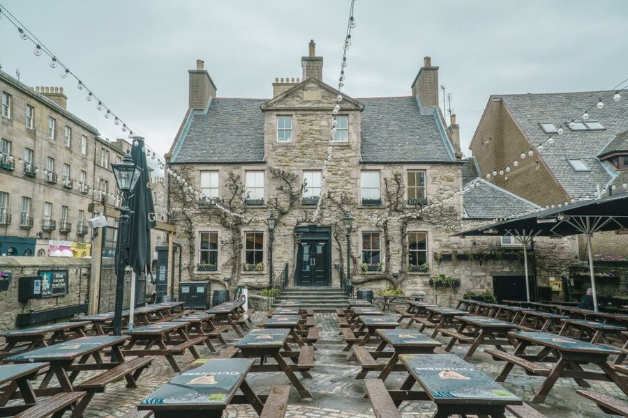 Edinburgh: Guided Whisky Tasting & Walking Tour - Learning Edinburgh and whisky together, not as separate facts