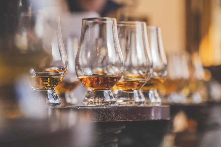Edinburgh: Guided Whisky Tasting & Walking Tour - Bar stops in Old Town and New Town: more than just drinks