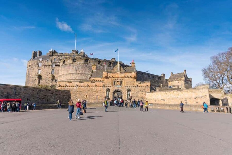 Edinburgh: Old Town guided walk with a free whisky included - Key things I’d circle before you go