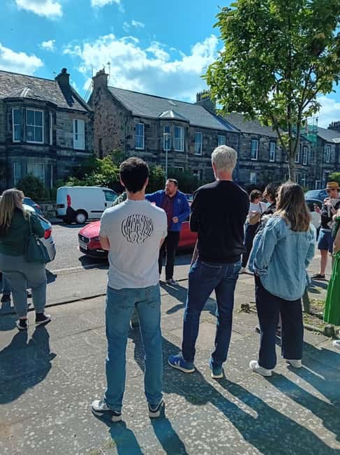 Edinburgh: Old Town guided walk with a free whisky included - Meeting at Edinburgh Castle Esplanade: Where your walk starts
