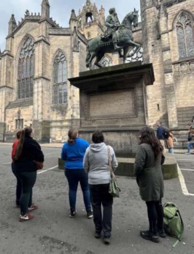 Edinburgh: Old Town guided walk with a free whisky included - Edinburgh Castle Rock: a short guided taste with big payoff