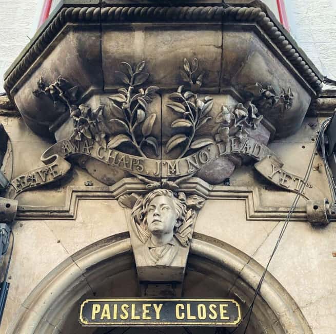 Edinburgh: Old Town guided walk with a free whisky included - St Giles’ Cathedral and City Chambers: why these stops aren’t random