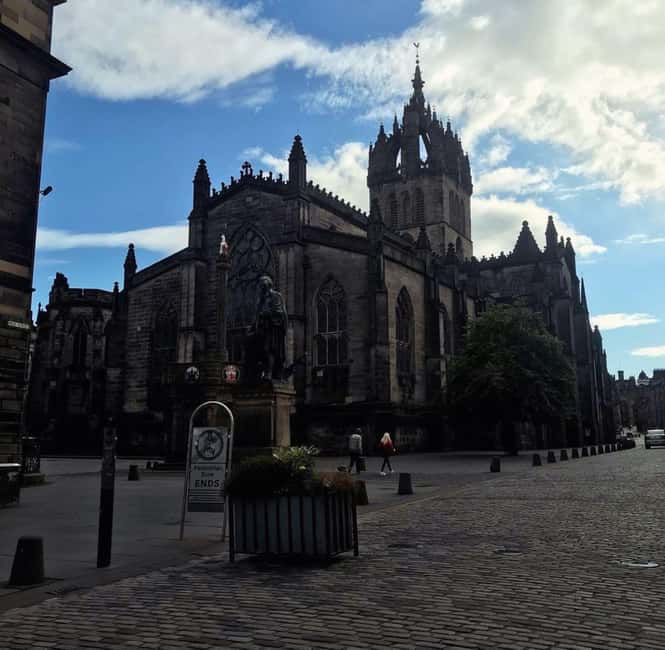 Edinburgh: Old Town guided walk with a free whisky included - Grassmarket to Greyfriars: moving from public life to darker legends