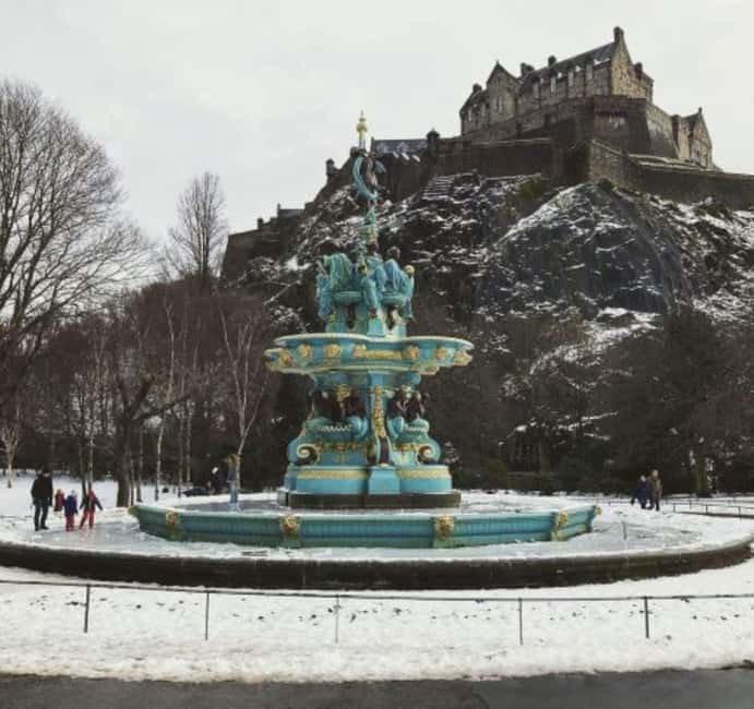 Edinburgh: Old Town guided walk with a free whisky included - Weather, crowds, and what shoes you’ll want on cobblestones