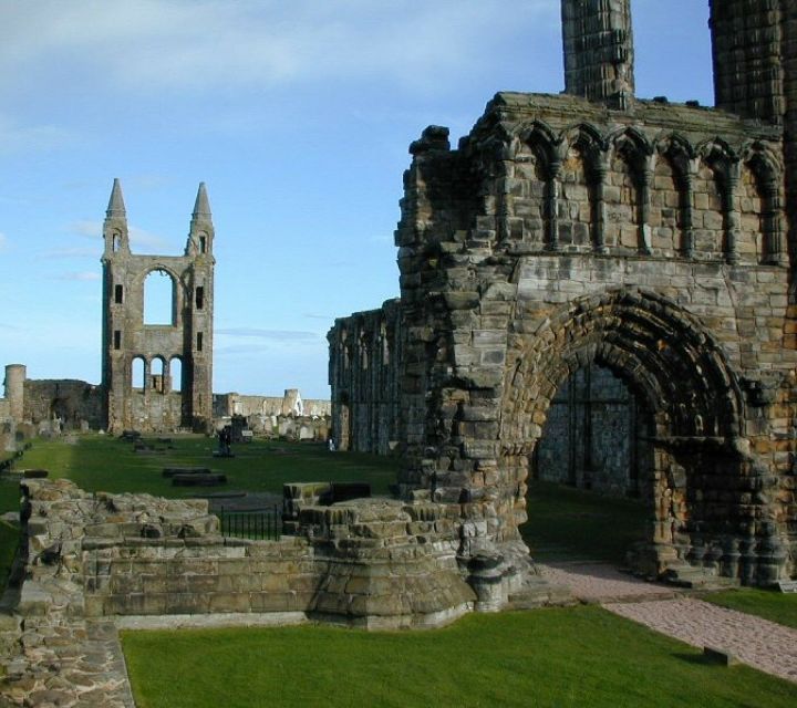 Edinburgh: Stirling, Whisky and St Andrews Tour in Spanish - St Andrews: Golf Birthplace, Cathedral Ruins, and Student Streets