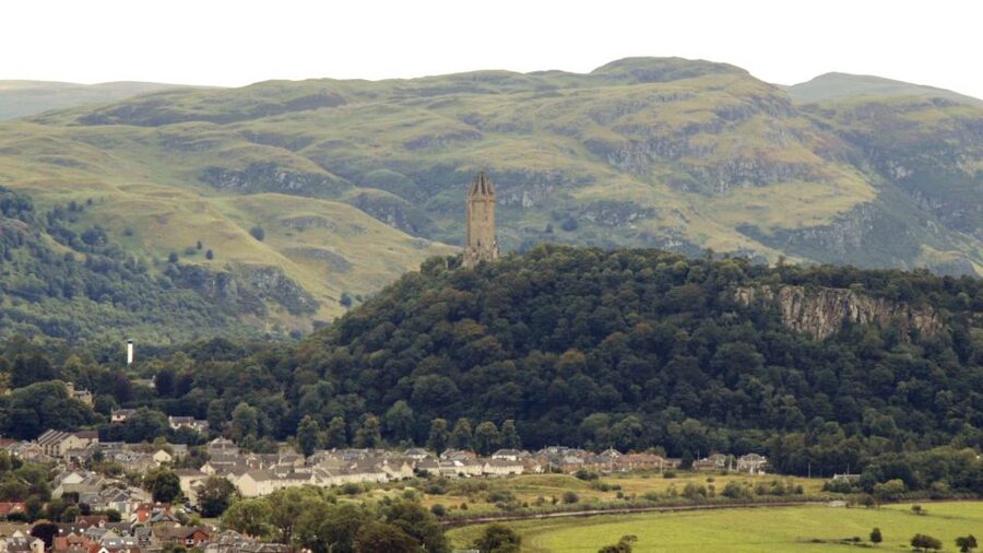 Edinburgh: Stirling, Whisky and St Andrews Tour in Spanish - Coach Travel, Group Pace, and Why Comfort Matters