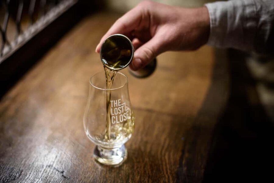 Edinburgh: Underground Vaults Tour with Whisky or Gin - Lost Close Atmosphere: Why the Setting Does More Than Look Cool