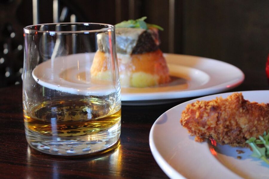 Edinburgh: Whisky Tasting in one of the oldest pubs - Why this Edinburgh whisky tasting is more than a quick dram
