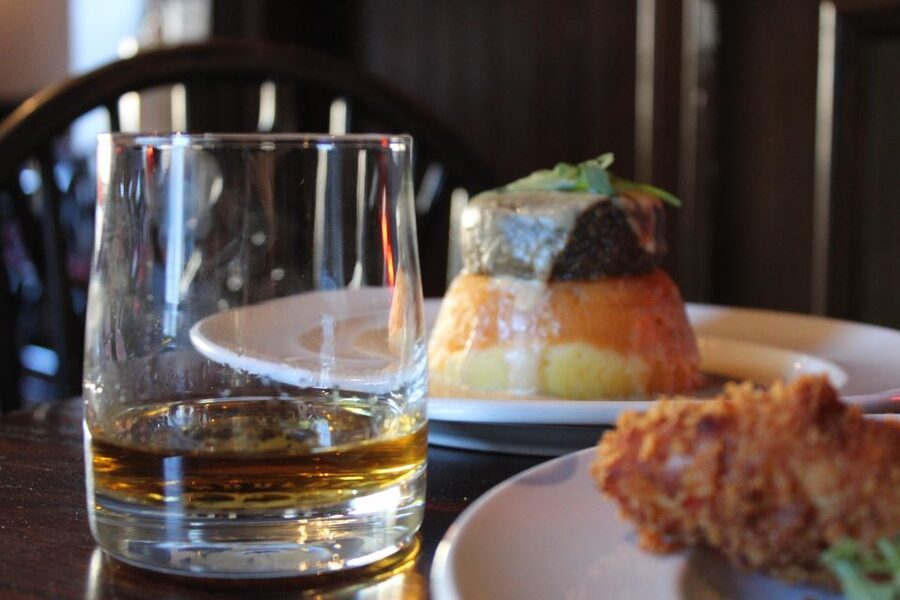 Edinburgh: Whisky Tasting in one of the oldest pubs - The Tolbooth Tavern’s 1591 setting: a tasting with atmosphere
