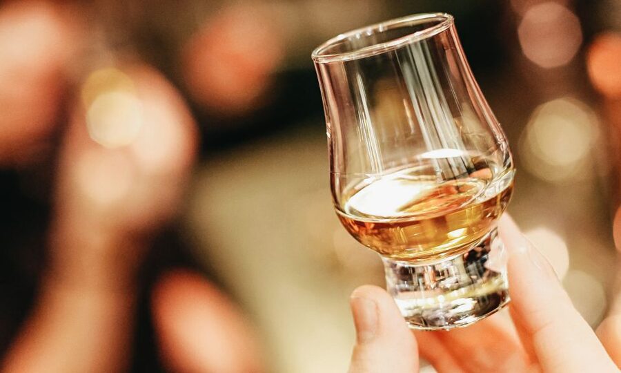 Edinburgh: Whisky Tasting with History and Storytelling - Scottish storytelling as the main course: kings, queens, outlaws, smugglers