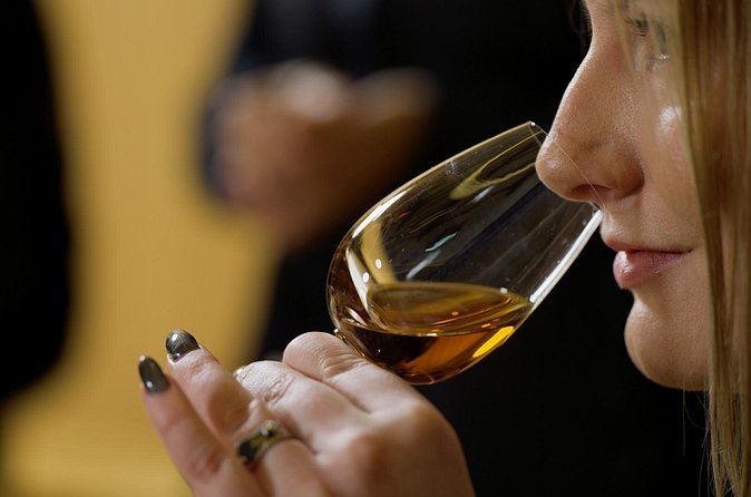 Exclusive Single Malt Whisky Making Experience near Edinburgh - The guide factor: Claire, Brooke, Ivan, Jack, Debbie, Victor, Eva
