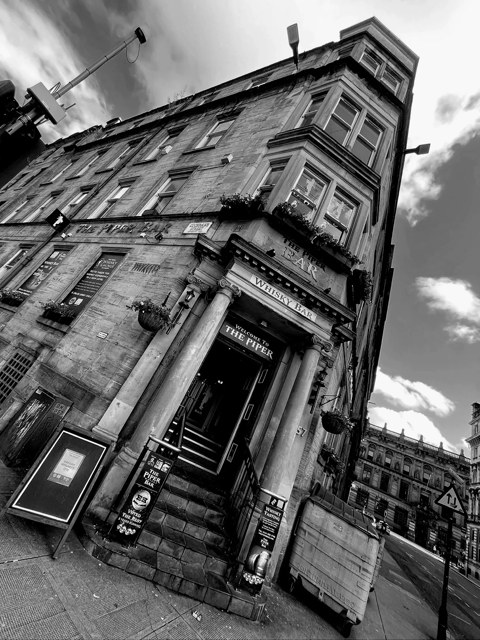 Glasgow: Scottish Rogue Whisky Pub Crawl - Pub stop pacing: three drams, three chances to learn
