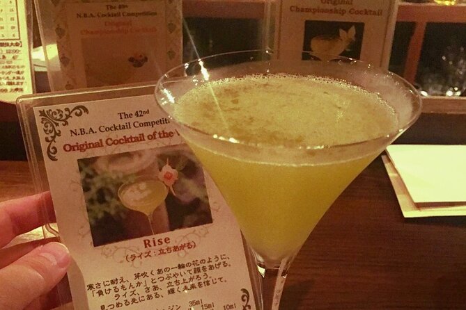Kyoto Luxury Sake, Whisky and Cocktail Tour - Minami-za, Yasaka Jinja, and the landmarks that explain the mood