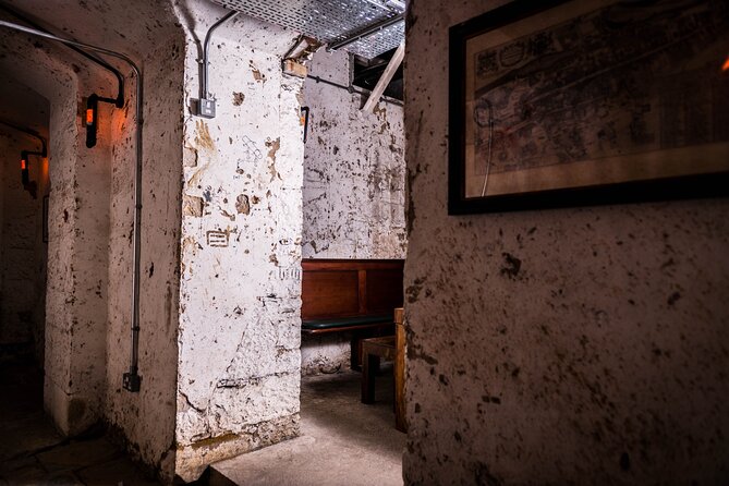 Luxury Whisky Tasting in Edinburgh's Underground Vaults | 90min - Down in Edinburgh: what the Lost Close vault setting changes