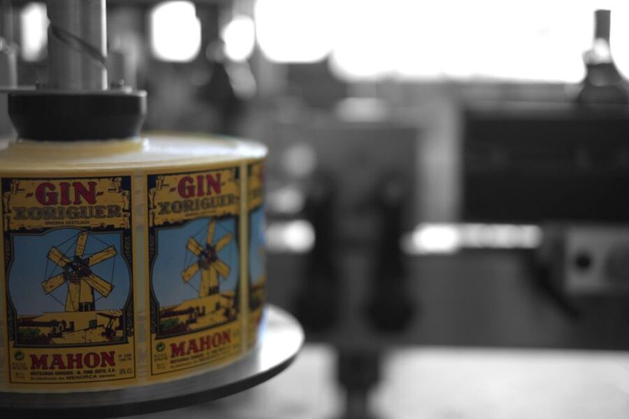 Mahón: Gin Distillery Tour with Tasting & Appetizers - The tour rhythm: explanation first, tasting second