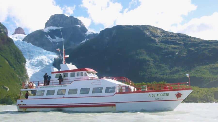 Puero Natales: Glacier Tour with Lunch & Whiskey Aperitif - On the Ultima Esperanza Fjord: the ride is part of the show