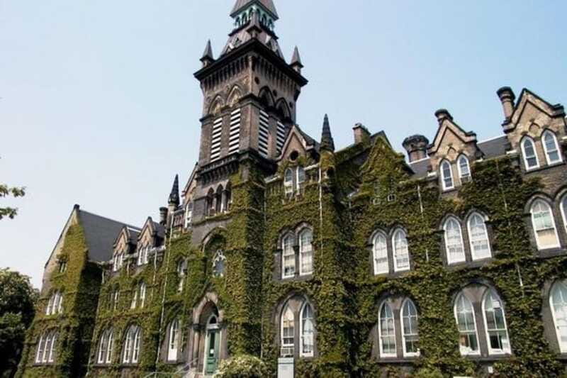 Toronto: Distillery & Old Town Private Walking Tour - Language options: English, French, Italian, and Spanish