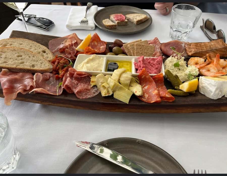 Waiheke: Scenic Taste and Graze Tour with Wine, Whisky, Beer - Small-Group Kiwi Guides: Why the Commentary Changes the Whole Day